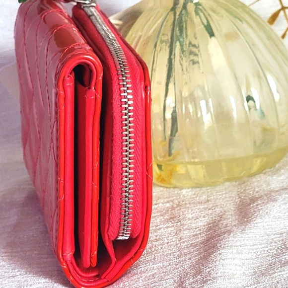 COA CHANEL Pink Quilted Patent Leather Classic Wallet - Picture 5 of 16